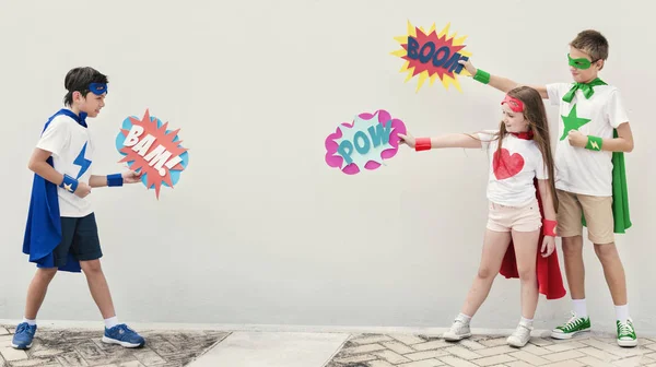 Superheroes Anak-anak memegang Bubbles Comic — Stok Foto