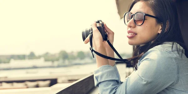 Fotógrafo sosteniendo cámara — Foto de Stock