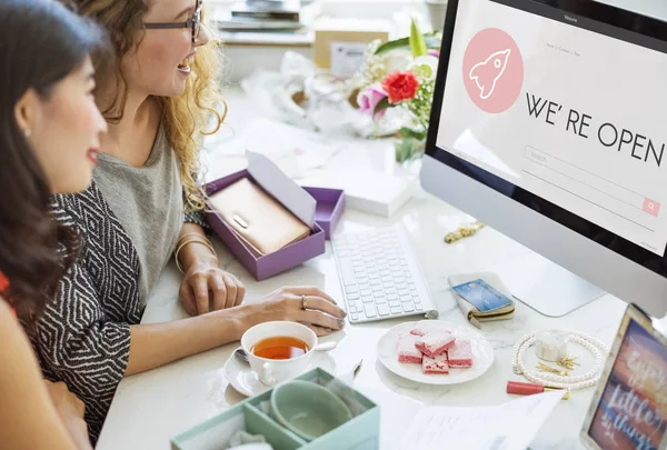 Frauen arbeiten zusammen — Stockfoto