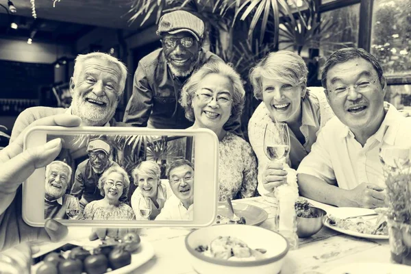 Senioren treffen sich — Stockfoto