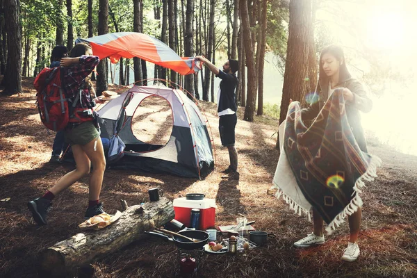 Giovani amici viaggiatori nella foresta — Foto Stock
