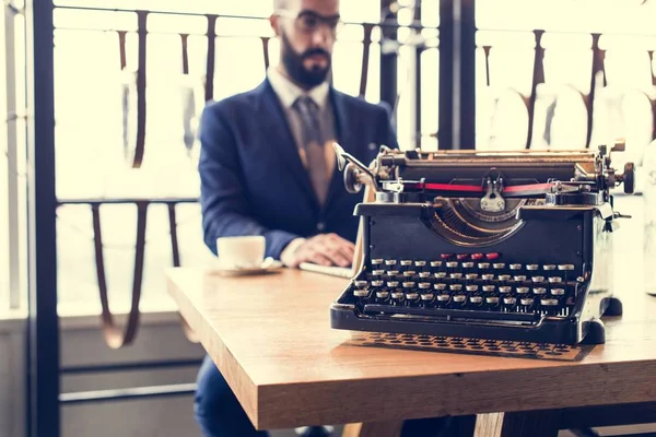 Geschäftsmann arbeitet im Café — Stockfoto