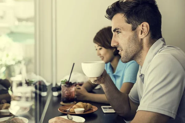 Pareja joven en la cafetería — Foto de Stock