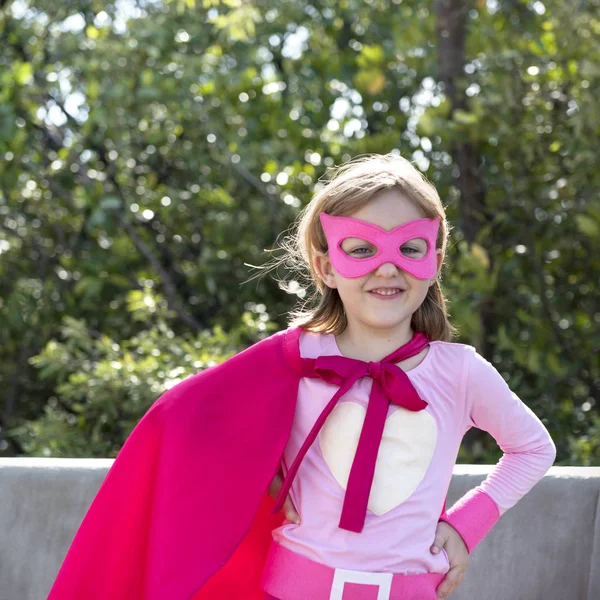 Pequeña niña super héroe — Foto de Stock