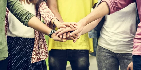 Diversi adolescenti mettono insieme le mani — Foto Stock