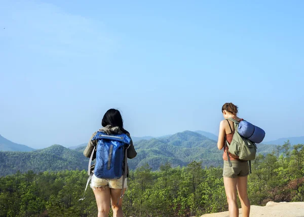 年轻的女性朋友旅行 — 图库照片