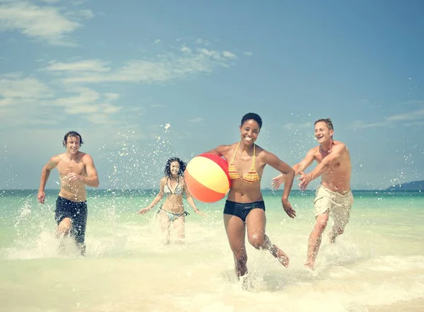 Gente divirtiéndose en la playa — Foto de Stock