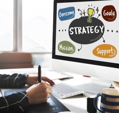 Bilgisayar ile çalışan yaratıcı tasarımcı