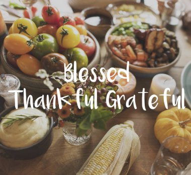 Tablo ile lezzetli yemekler servis