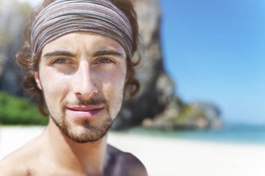 Kumsaldaki yakışıklı adam.