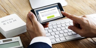 Akıllı telefon kullanan iş adamı