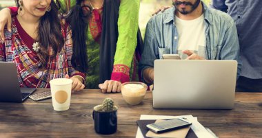 Hint insanlar dizüstü bilgisayarlar kullanarak 