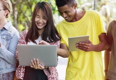 Genç insanlar yürümeye dijital becerikli alet 