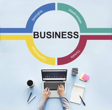 laptop ile çalışan kişi 