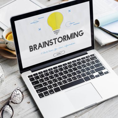 ekranda metin olan dizüstü bilgisayar