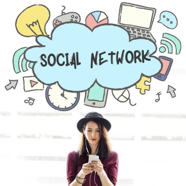 Akıllı telefon kullanan genç bir kadın.