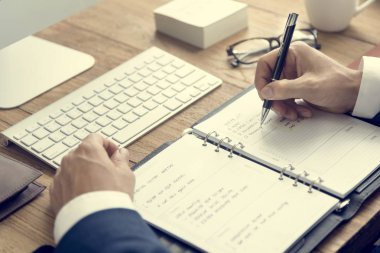 Defterde yazan iş adamı