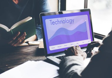 dizüstü bilgisayar kullanan adam