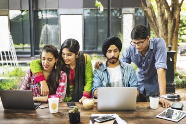 Açık havada okuyan Hintli öğrenciler