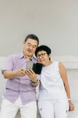 Cep telefonu kullanan çift