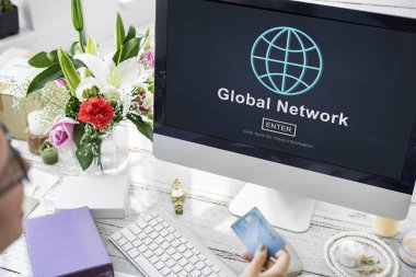 Bilgisayarda Çalışan Kadın