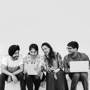 Dijital aygıtları ile Hint öğrenciler 