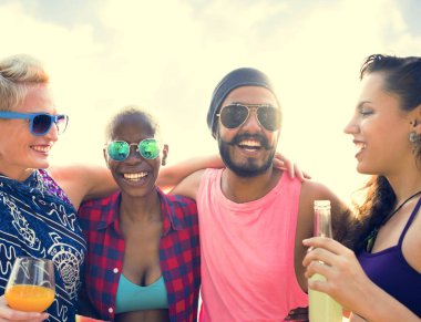 neşeli arkadaşları dışarı asılı 