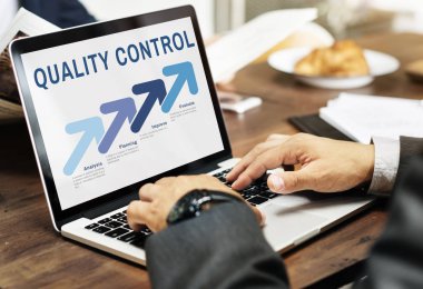 Dizüstü bilgisayarda çalışan iş adamı