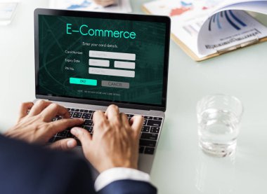 tipik dizüstü klavye üzerinde işadamı