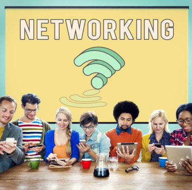 Dijital cihazlar çok ırklı insanlarla.