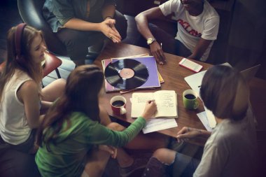 Arkadaşlar birlikte takılıyor.