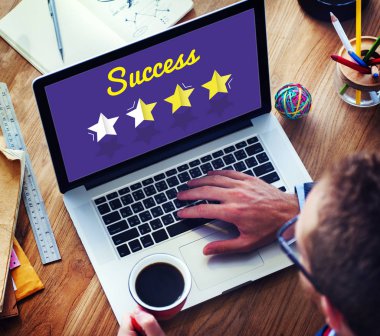 İş adamı dizüstü bilgisayar kullanıyor