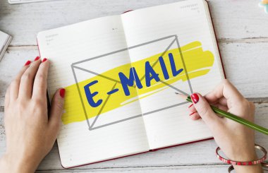 Günlüğe notlar yazan kadın