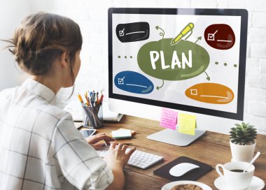 Bilgisayarda Çalışan Kadın 