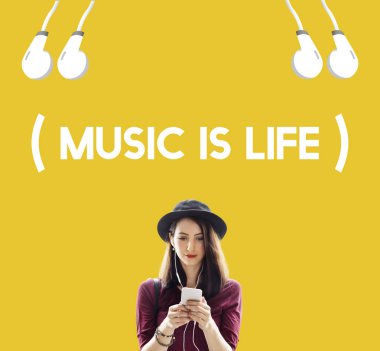 Akıllı telefon kullanan genç bir kadın.