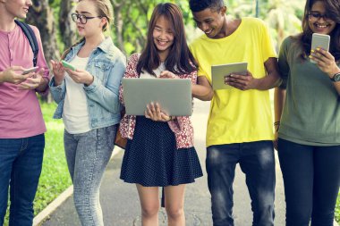 Genç insanlar yürümeye dijital becerikli alet 