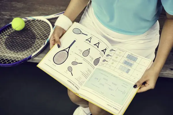 Wooman libro de lectura sobre tenis —  Fotos de Stock