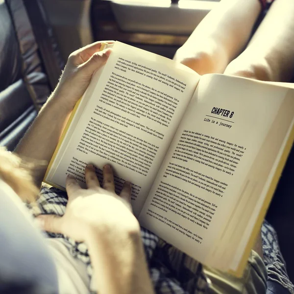 Mädchen liest Buch im Auto — Stockfoto