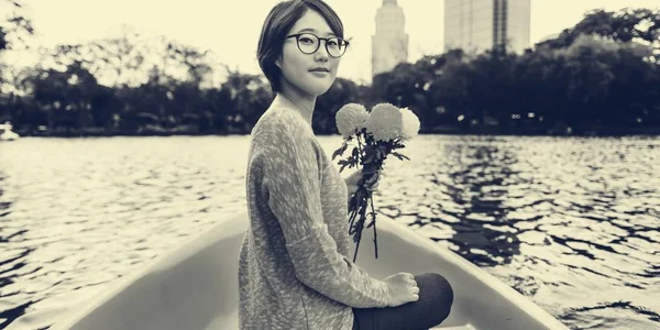 Asiatisk tjej håller blommor — Stockfoto
