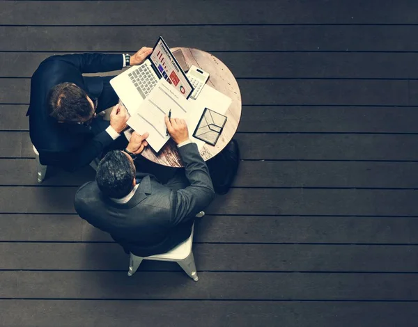 Uomini d'affari che lavorano insieme — Foto Stock