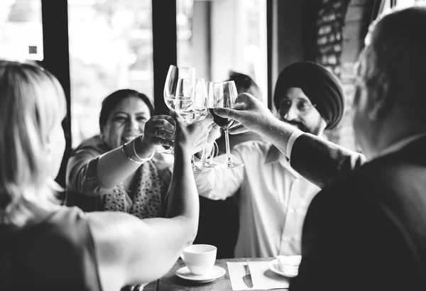 人们用餐和喝酒 — 图库照片