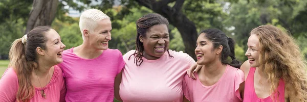 Mulheres apoiam câncer de mama — Fotografia de Stock