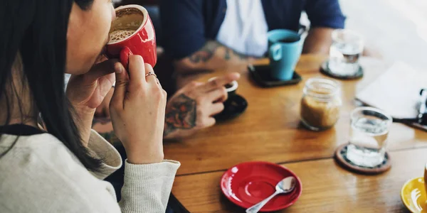 Personas tomando café — Foto de Stock