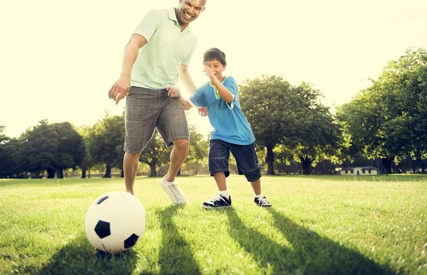 Far och lilla pojke spela fotboll — Stockfoto