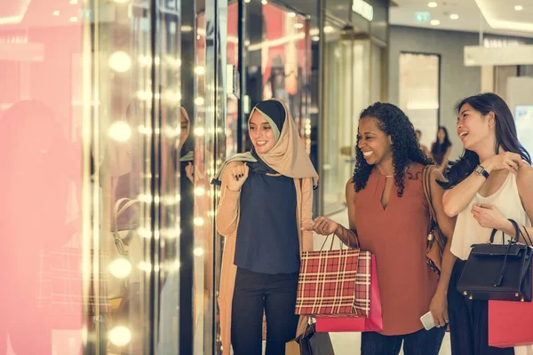 Mujeres adictas a las compras en el centro comercial — Foto de Stock