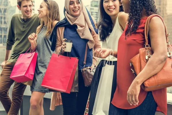 Amigos alegres sosteniendo bolsas de compras — Foto de Stock