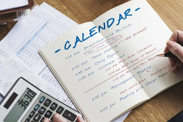 Unternehmer schreibt Notizen ins Tagebuch — Stockfoto