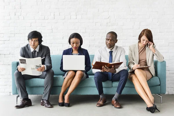 Empresarios esperando reunión —  Fotos de Stock