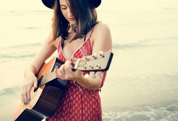Γυναίκα παίζει κιθάρα στην παραλία — Φωτογραφία Αρχείου