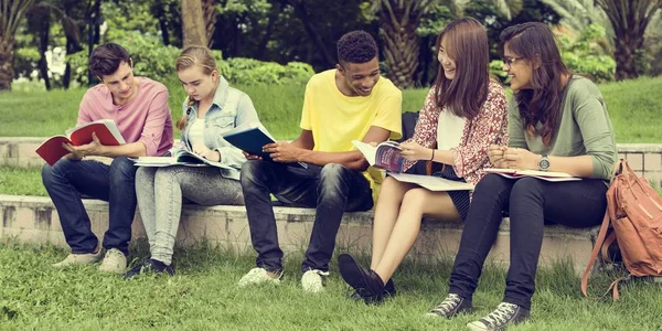 Jóvenes estudiantes estudiando al aire libre —  Fotos de Stock